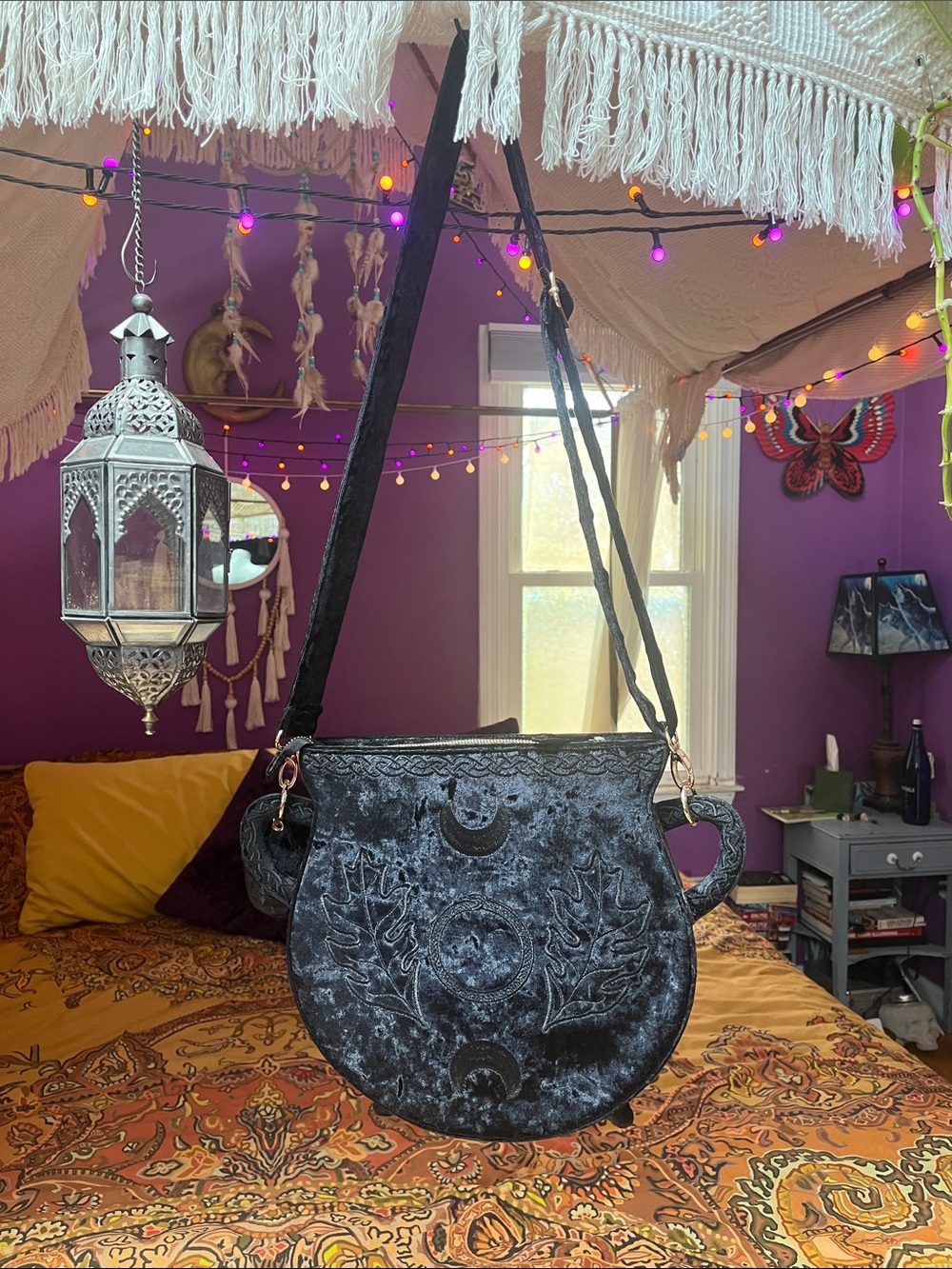 Witchy Goth black crushed velvet cauldron purse bag - Picture 3 of 7